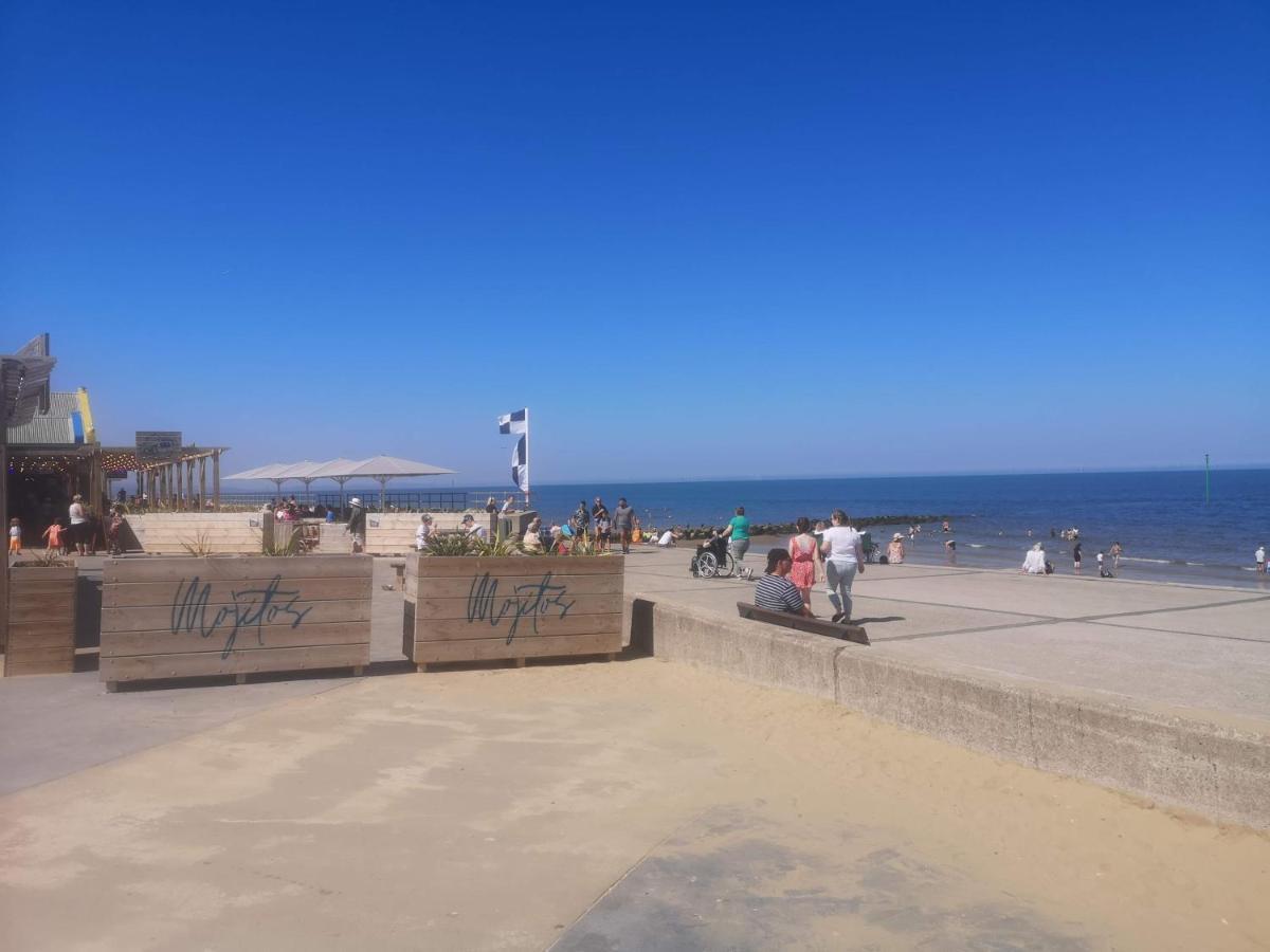 Vale View Apartment, Prestatyn, North Wales - A Stylish, Dog-Friendly Holiday Let Just A 5 Min Walk To Beach & Town! Eksteriør bilde