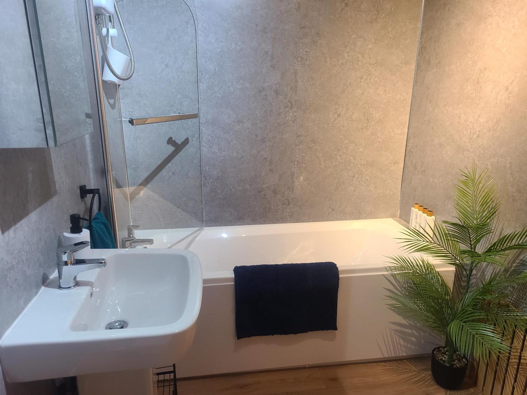 Vale View Apartment, Prestatyn, North Wales - A Stylish, Dog-Friendly Holiday Let Just A 5 Min Walk To Beach & Town! Eksteriør bilde