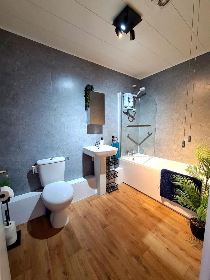 Vale View Apartment, Prestatyn, North Wales - A Stylish, Dog-Friendly Holiday Let Just A 5 Min Walk To Beach & Town! Eksteriør bilde