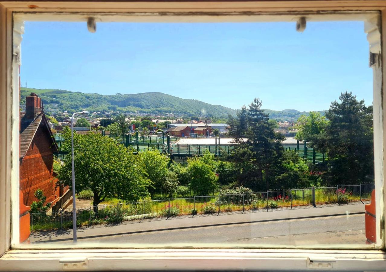 Vale View Apartment, Prestatyn, North Wales - A Stylish, Dog-Friendly Holiday Let Just A 5 Min Walk To Beach & Town! Eksteriør bilde