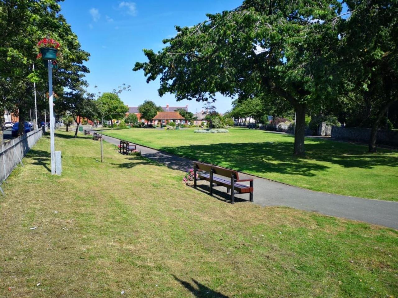Vale View Apartment, Prestatyn, North Wales - A Stylish, Dog-Friendly Holiday Let Just A 5 Min Walk To Beach & Town! Eksteriør bilde