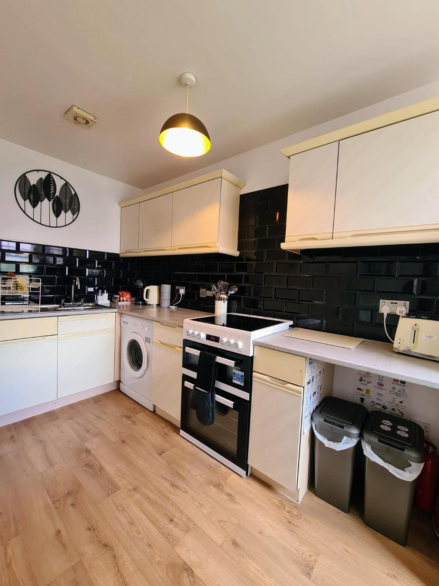 Vale View Apartment, Prestatyn, North Wales - A Stylish, Dog-Friendly Holiday Let Just A 5 Min Walk To Beach & Town! Eksteriør bilde
