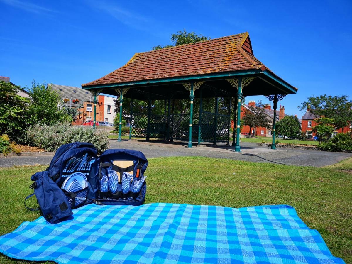 Vale View Apartment, Prestatyn, North Wales - A Stylish, Dog-Friendly Holiday Let Just A 5 Min Walk To Beach & Town! Eksteriør bilde